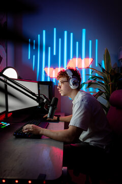 Live streamer at home