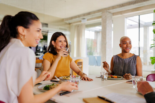 Businesswomen enjoying healthy lunch together in restaurant
