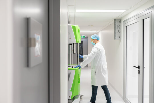 Scientist Transporting Animal Containment And Handling System