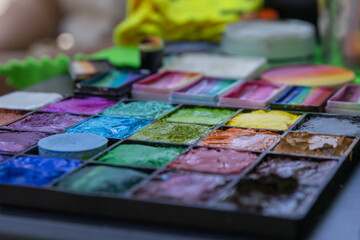 Naklejka premium Colorful palette of face painting supplies displaying vibrant colors