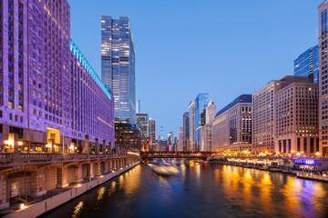 Obraz premium Scenic view of downtown Chicago during sunset