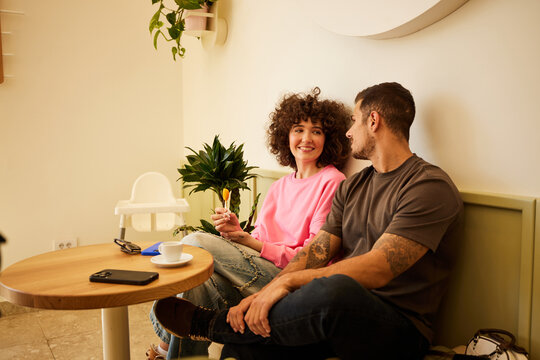 Man and woman on a date at a cafe