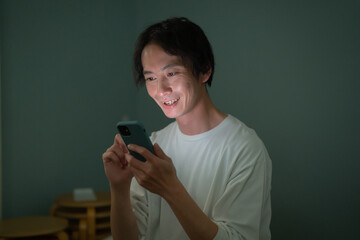 男性　スマートフォン　スマホ　ベッド