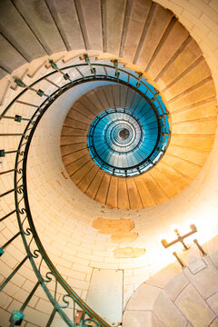 Escalier en colima&ccedil;on dans le phare d'Eckm&uuml;hl, Finist&egrave;re sud, Bretagne, France