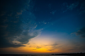 Picture of the atmosphere of the sea in the evening, the light and color of the sky are beautiful.