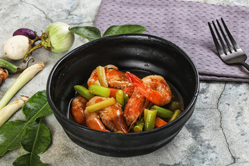 Prawn with asparagus and spices