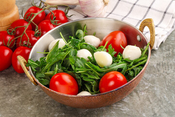 Salad with mozzarella and arugula