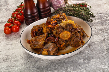 Baked oztail with tomato and carrot