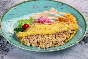 Omelet witn canned tuna and onion