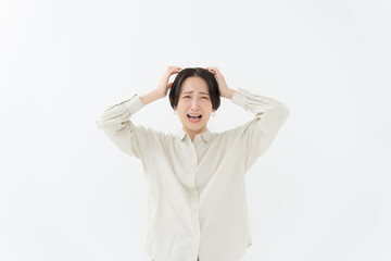 頭を抱える女性