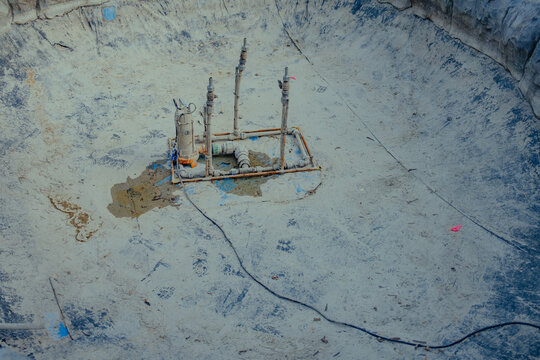 Construction site with equipment in a dry pit