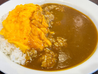 カレーライスにトッピングのオムレツ