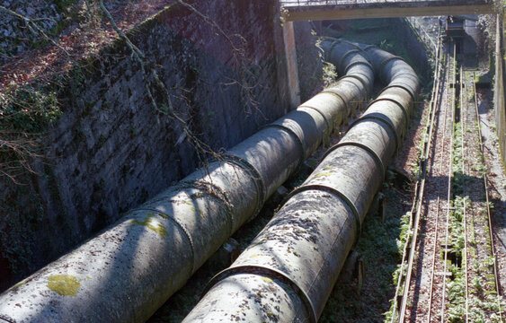 Oxide pipelines going down the hills