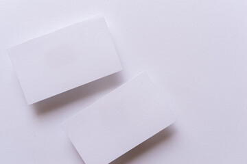 白背景に白いカード