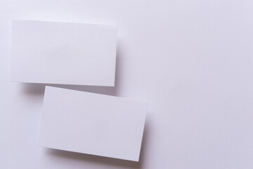 白背景に白いカード