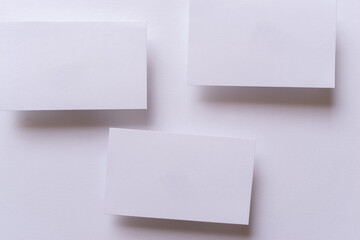 白背景に白いカード