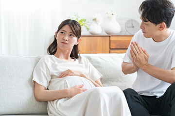 Fototapeta premium 謝る夫