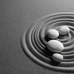 Selbstklebende Fototapeten Gray sand zen garden with concentric circles and white stones © Yusnira