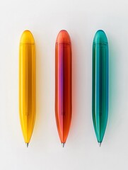 Tre penne di diversi colori su un fondo bianco.
