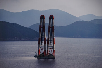 Naklejka premium ＜五島の風景＞梅雨の朝の海とサルベージ船