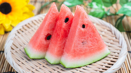 夏の風物詩 カットスイカとひまわり