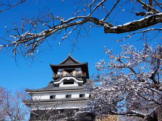 Naklejka premium 冬の観光名所犬山城の雪景色