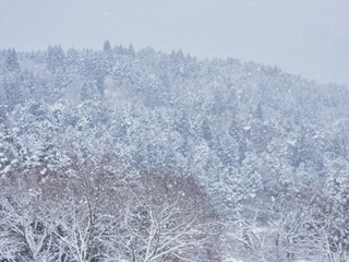 冬の中山道の観光名所馬籠宿の展望台から見た恵那山の雪景色