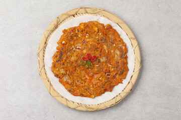 Pancakes made with sliced ​​kimchi and fried.
