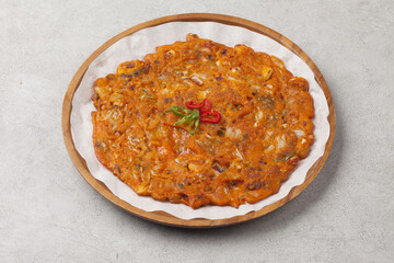 Pancakes made with sliced ​​kimchi and fried.
