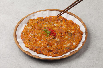 Pancakes made with sliced ​​kimchi and fried.