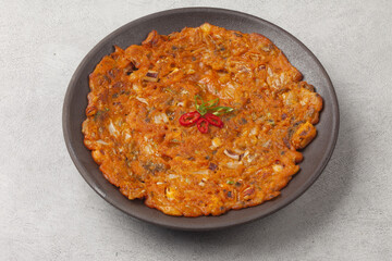 Pancakes made with sliced ​​kimchi and fried.