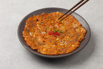 Pancakes made with sliced ​​kimchi and fried.