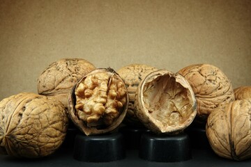 Orzechy włoskie z rozłupaną łupiną