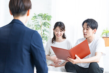 話を聞くカップル