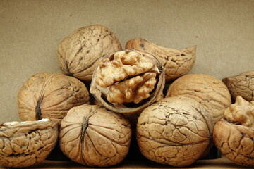 Orzechy włoskie na brązowym tle