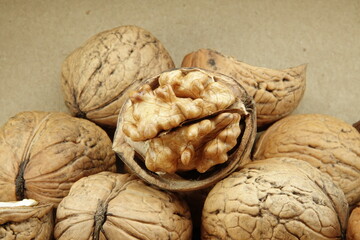 Orzechy włoskie z widocznym wnętrzem