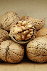 Orzechy włoskie z widocznym wnętrzem