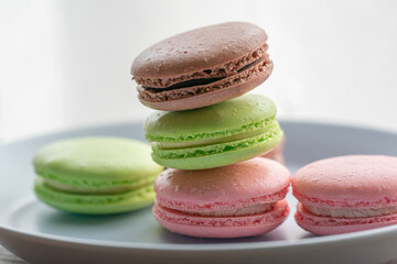 お皿に盛ったかわいいマカロン