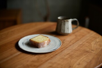 ホットコーヒーおやつのレモンケーキ