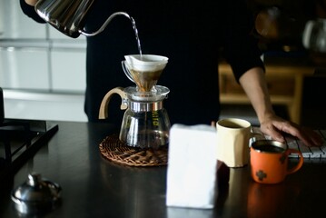 ハンドドリップでコーヒーを淹れているところ