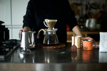 ハンドドリップでコーヒーを淹れているところ
