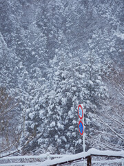 冬の中山道の観光名所馬籠宿の展望台から見た雪景色