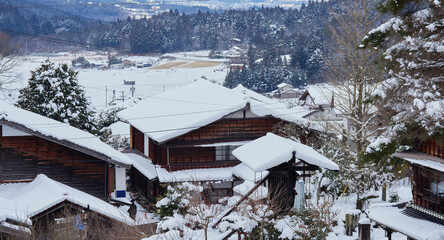 観光名所中山道の馬籠宿の雪景色