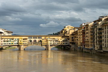 Obraz premium The wonderful Ponte Vecchio spans the Arno River