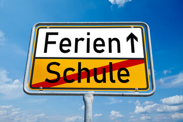 Obraz premium Ferien voraus, Schule vorbei auf Verkehrsschild als Ferienanfang Konzept