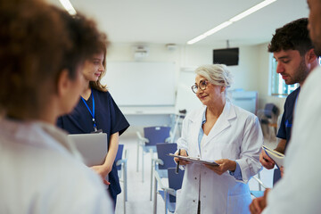 Obraz premium Medical team discussing patient cases in hospital conference room
