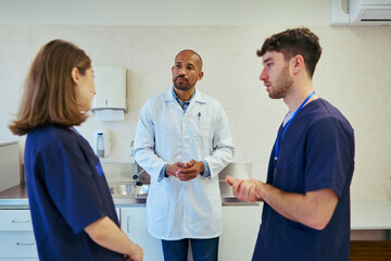 Obraz premium Medical team discussing patient care in hospital room