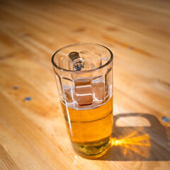Halb gef&uuml;lltes Bierglass auf Biergartentisch