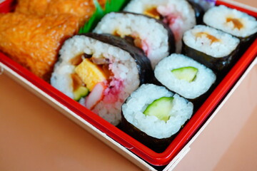 いなり寿司と太巻きと細巻きが入った美味しいお弁当。駅で購入した駅弁当。