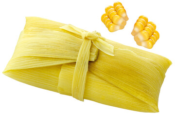 sobremesa brasileira pamonha acompanhado de pedaços de espiga de milho isolado em fundo...